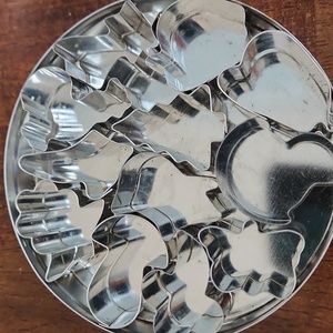 VINTAGE ATEGO #4850 ASSORTED COUNTRY CUTTER SET.12 PIECE .EACH 1  1/2